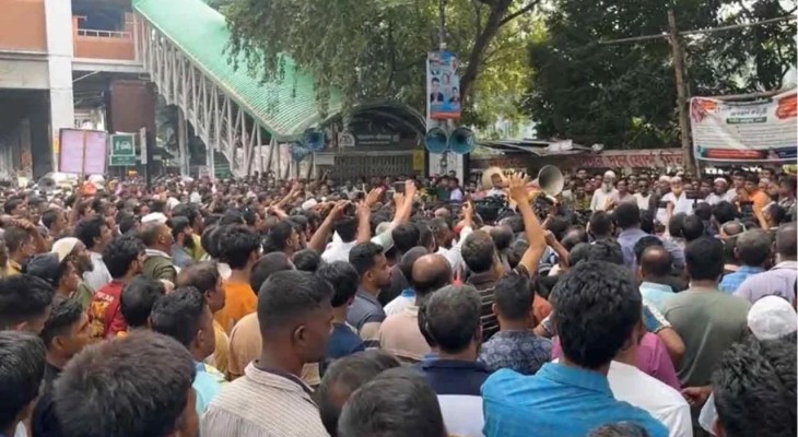 রাজধানীতে প্রেস ক্লাবের সামনের সড়ক অবরোধ করে বিক্ষোভ অটোরিকশা চালকদের
